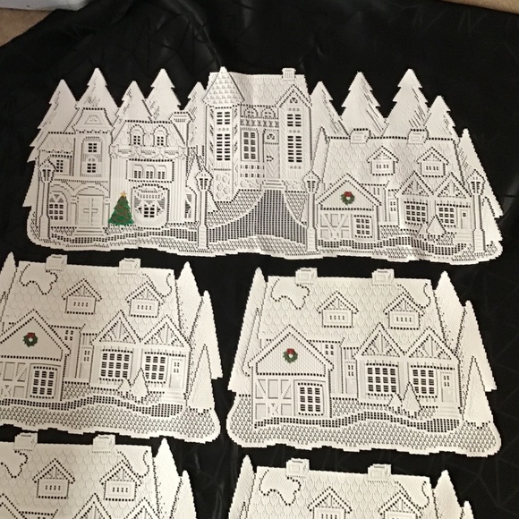 NWOT Lace Christmas Runner and 6 Placemats with embroidered details - Picture 7 of 9